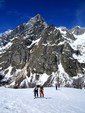 Montée vers le col du Pas d'Entre Deux Sauts devant les Grandes Jorasses