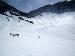 Descente dans la combe vers le refuge Walter Bonatti