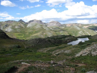 Petits lacs et montagnes argentees