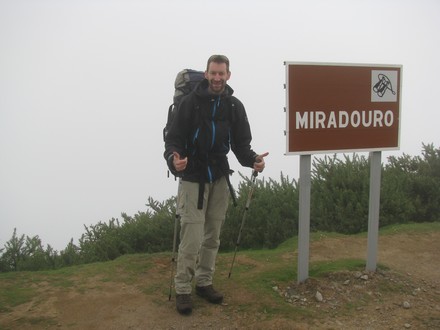 Pico da Fonte do Bispo dans le brouillard