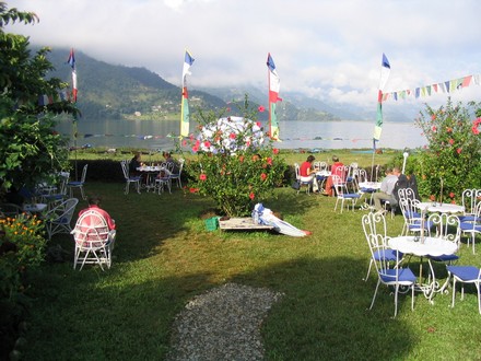 Pokhara - Petit dej au Boomrang restaurant avec vue sur le lac