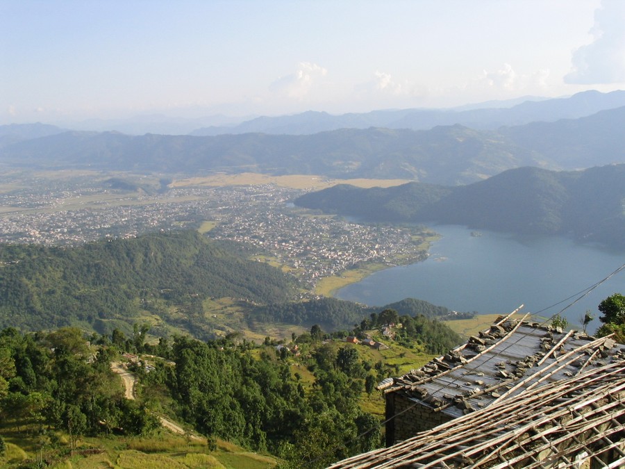 Sarangkot - Vallee de Pokhara et son lac vue de la terrasse du Lake View Hostel 1592 m