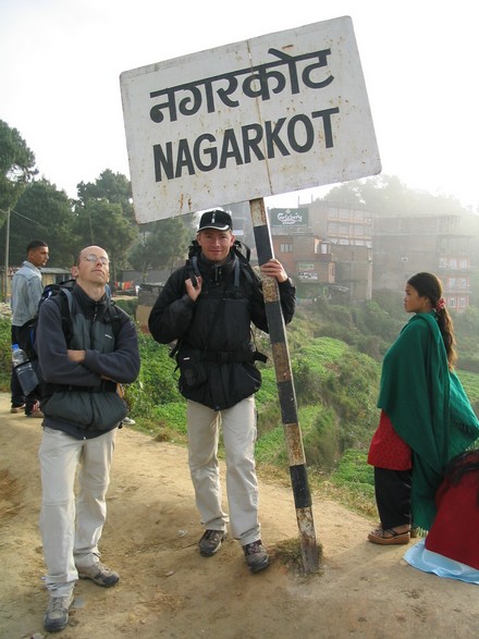 Nagarkot - Les barons a Nagarkot en attendant le bus pour le virage du debut de la journee de trek