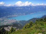 Interlaken et l'un de ces 2 lacs (Brienzersee)