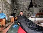 Bivouac à l'abris dans la chapelle du Col de la Colombière