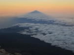 L'ombre du Teide au lever du soleil au sommet du Teide (3718 m)