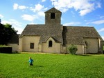 Antoine devant l'église de Chassignel