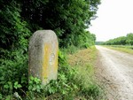 Borne le long du canal de Bourgogne