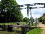 Pont levis sur le canal du Nivernais