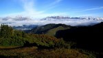 La chaîne des Aravis dans les nuages matinaux