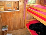 Intérieur de la petite cabane du Refuge des Arolles (1908 m)